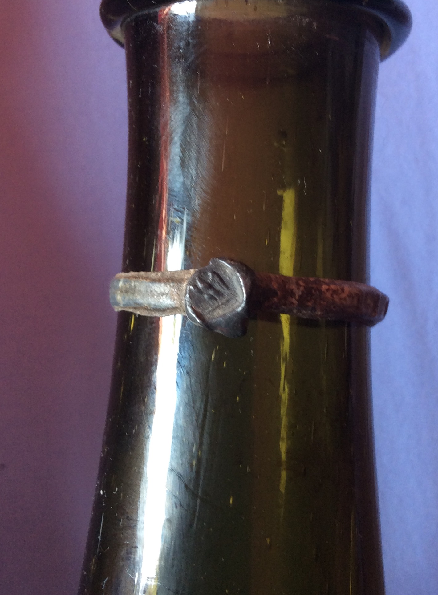 Une rare bouteille-mesure Empire à Charleroi