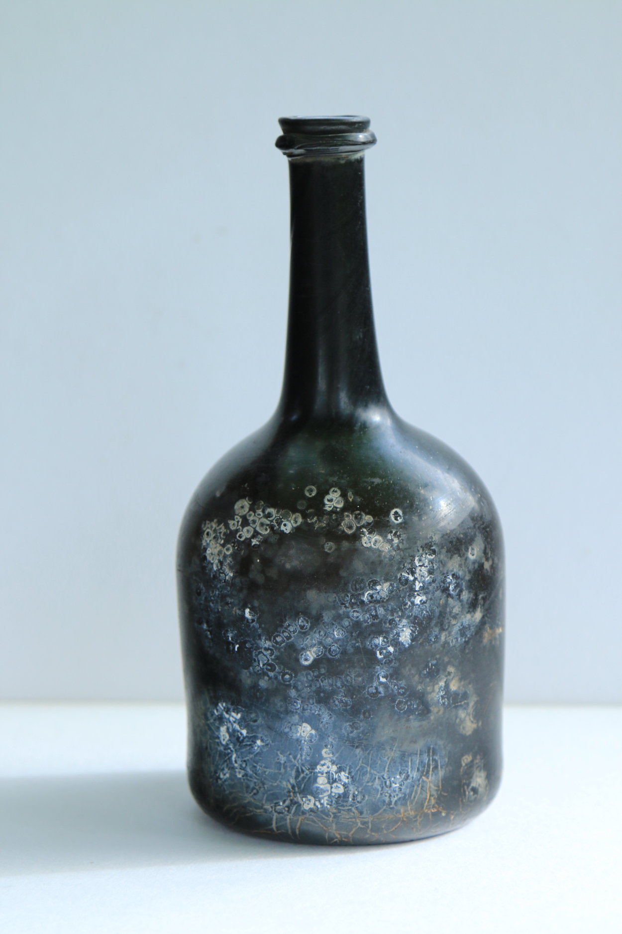 Une bouteille à vin de 1735 sauvée des eaux