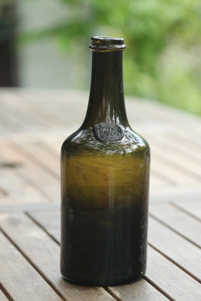 Une bouteille d’eau minérale de Naples, sous l’Empire